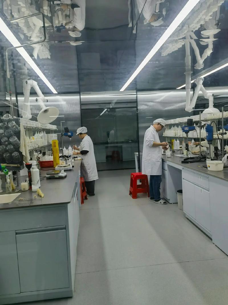 探秘生物科技護(hù)膚品工廠 從實(shí)驗(yàn)室到生產(chǎn)線的科學(xué)之旅